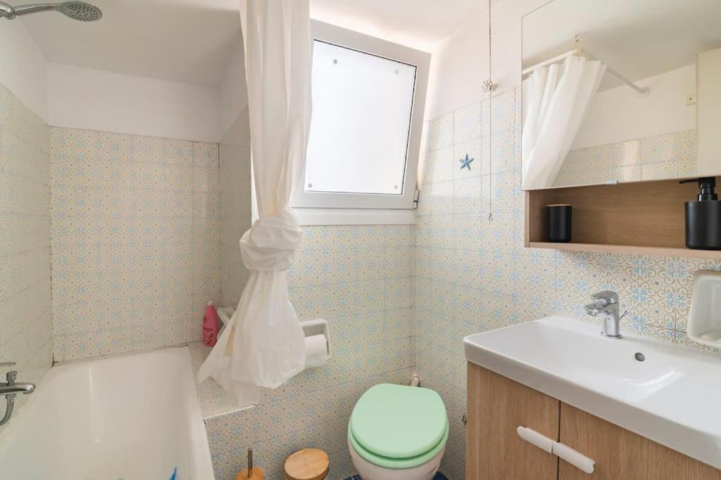 Top Floor Apartment At Petrolona With Big Balcony Atene Esterno foto